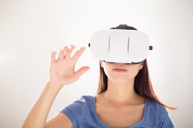 VR aygıtı kullanan kadın