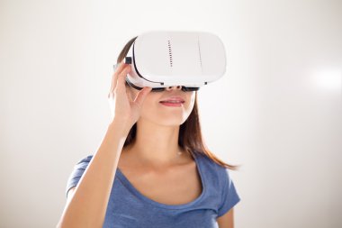 VR aygıtı kullanan kadın