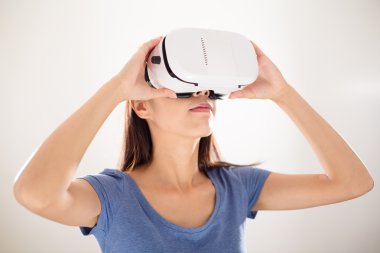 VR aygıtı kullanan kadın