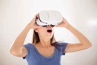 VR aygıtı kullanan kadın