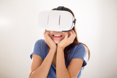 VR aygıtı kullanan kadın