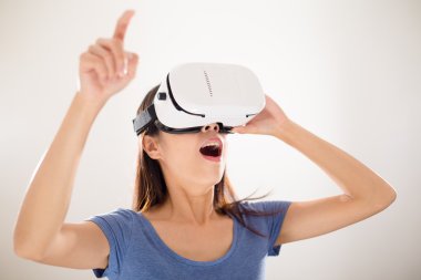 VR aygıtı kullanan kadın