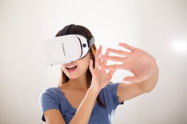VR aygıtı kullanan kadın