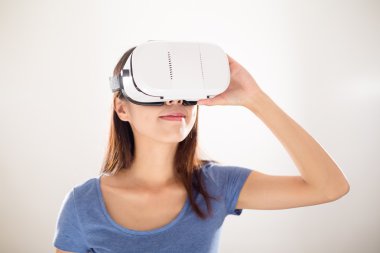 VR aygıtı kullanan kadın