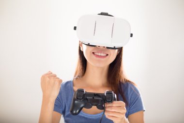 Vr cihazla video oyunları oynarken kadın