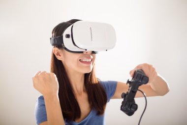 Vr cihazla video oyunları oynarken kadın