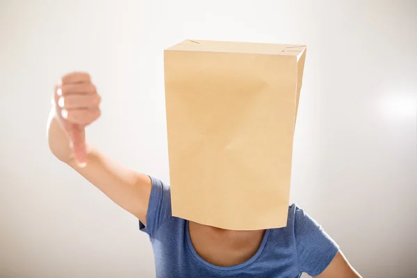 Femme avec sac en papier sur la tête — Photo