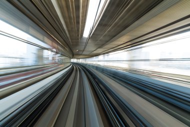 Tren tüneli hareketli