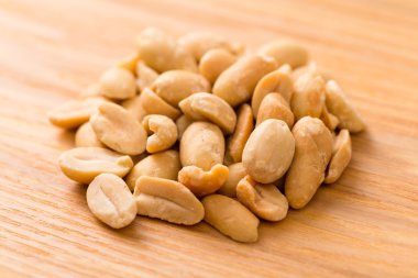 Ahşap masa üzerinde soyulmuş fıstık yığını