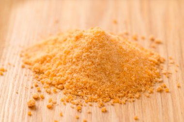 Ahşap masa üzerinde sarı şeker yığını