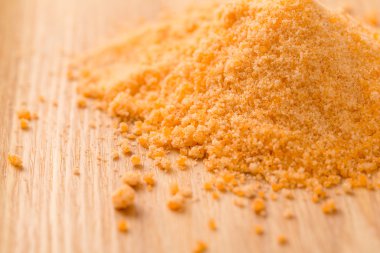 Ahşap masa üzerinde sarı şeker yığını