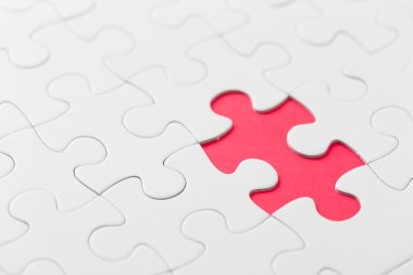 kırmızı zemin üzerine bir parçası eksik ile bulmaca