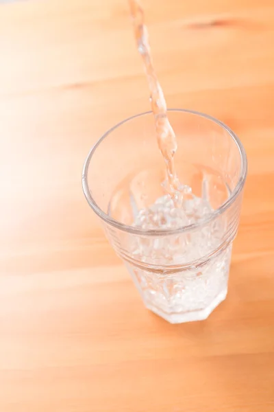 Water gieten in glas — Stockfoto