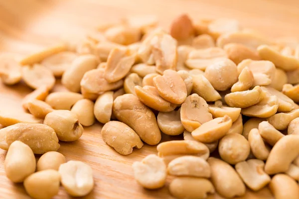 Häufchen Geschälter Erdnüsse Auf Holztisch — Stockfoto