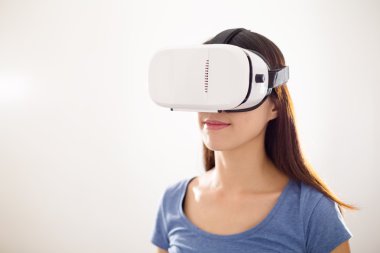 VR aygıtı kullanan kadın