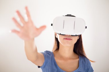 görsel gerçeklik aygıt kullanan kadın