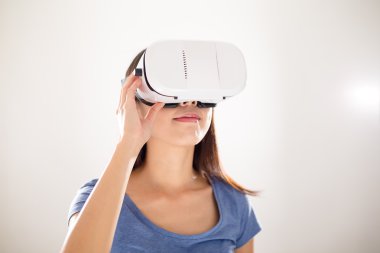 VR aygıtı kullanan kadın