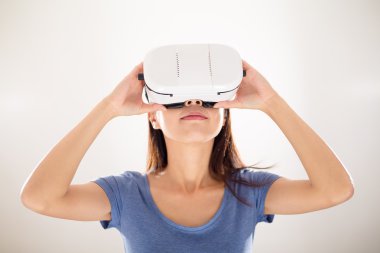 görsel gerçeklik aygıt kullanan kadın