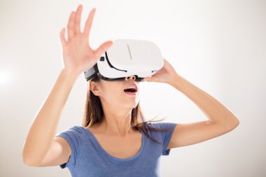 görsel gerçeklik aygıt kullanan kadın