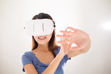 görsel gerçeklik aygıt kullanan kadın