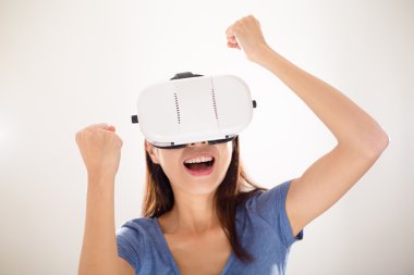 görsel gerçeklik aygıt kullanan kadın