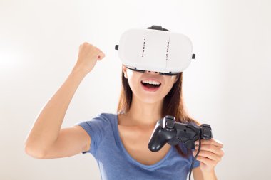 Sanal gerçeklik aygıtıyla kadın