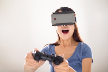 Sanal gerçeklik aygıtıyla kadın