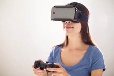 Sanal gerçeklik aygıtıyla kadın