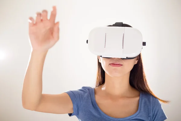 Femeie folosind dispozitiv de realitate vizuală — Fotografie, imagine de stoc
