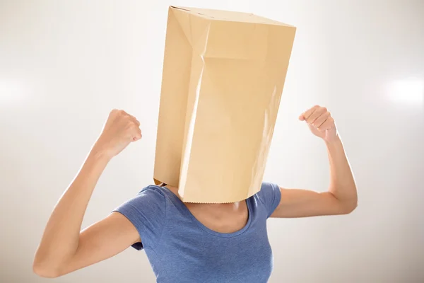 Mujer con bolsa de papel en la cabeza —  Fotos de Stock