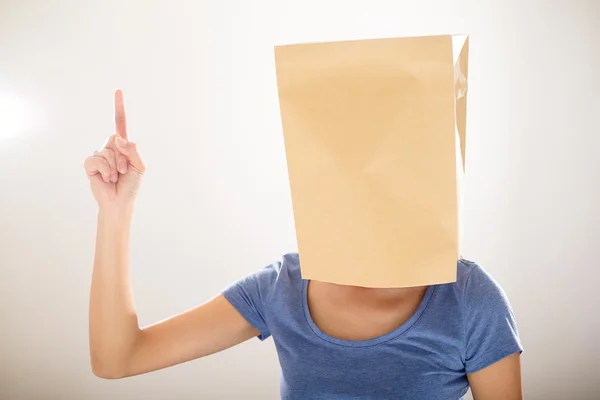 Femme avec sac en papier sur la tête — Photo