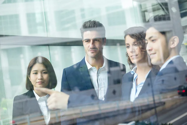 Groep van multi-etnische zakenmensen — Stockfoto