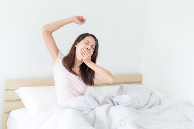 Asyalı kadın yatakta esneme