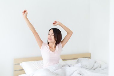 Yatağında uzanan kadın