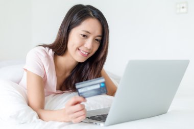 online alışveriş için dizüstü bilgisayar kullanan kadın