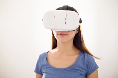 görsel gerçeklik aygıt kullanan kadın