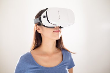 VR aygıtı kullanan kadın