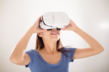 görsel gerçeklik aygıt kullanan kadın