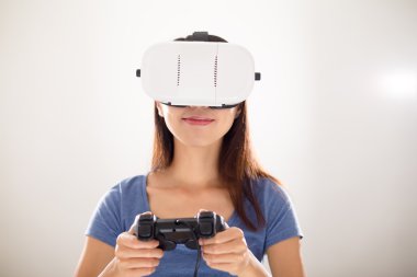 Sanal gerçeklik aygıtıyla kadın