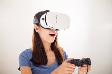 Vr cihazla video oyunları oynarken kadın