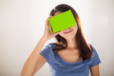 görsel gerçeklik aygıt kullanan kadın