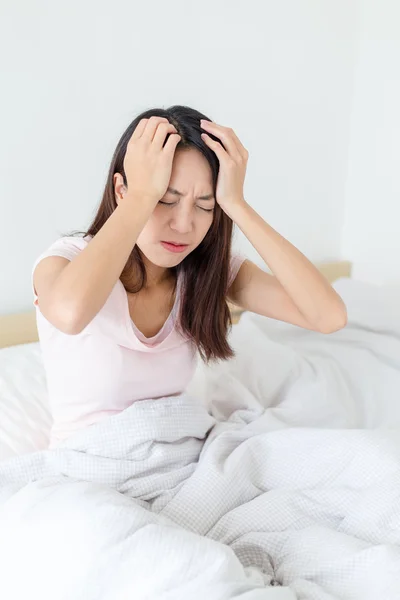 Mujer con dolor de cabeza —  Fotos de Stock