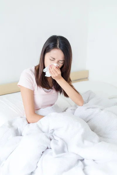 Wanita di tempat tidur merasa tidak enak badan — Stok Foto