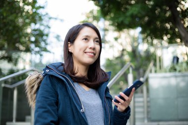 Cep telefonu kullanan Asyalı kadın.