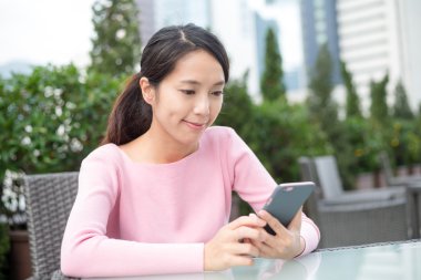 Cep telefonu kullanan Asyalı kadın.