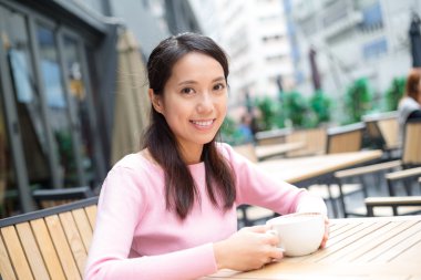 kafede kahve içme kadın