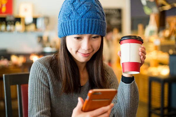 Жінка використовує мобільний телефон у кав'ярні — стокове фото