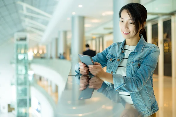 Aziatische vrouw met behulp van mobiele telefoon — Stockfoto