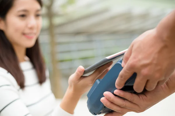 Femme utilisant un téléphone portable pour payer la facture — Photo