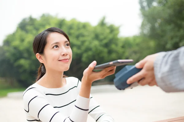 Femme utilisant un téléphone portable pour payer la facture — Photo